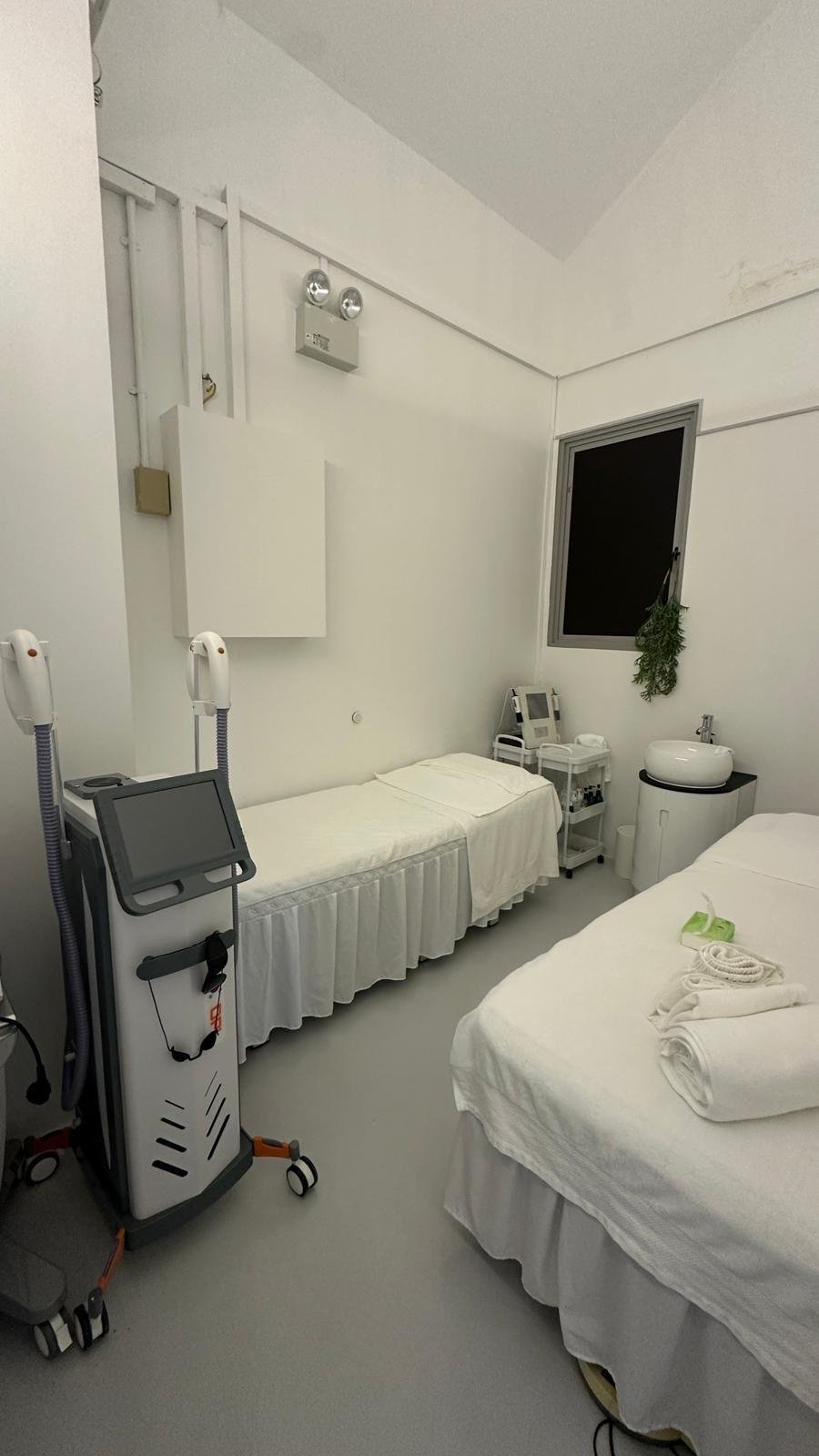 Lashdou treatment room with beauty equipment